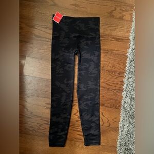 NWT SPANX Look At Me Now Seamless Black & Grey Camo Leggings Women's Size Large